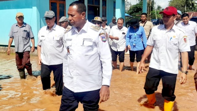 Pj Gubernur Papua Selatan Apolo Safanpo, meninjau lokasi banjir di Salor, Distrik Kurik, Kabupaten Merauke, (15/05/2024). (Istimewa)