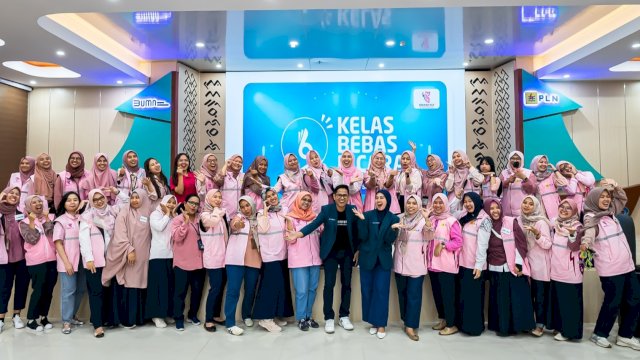 Para Srikandi PLN UID Sulselrabar berfoto bersama dengan mentor dari Kelas Bebas Bicara. (Istimewa)