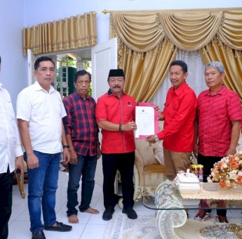 Prioritaskan Kader, PDIP Serahkan Formulir Bakal Calon Bupati Gowa ke Abd Rauf Malaganni