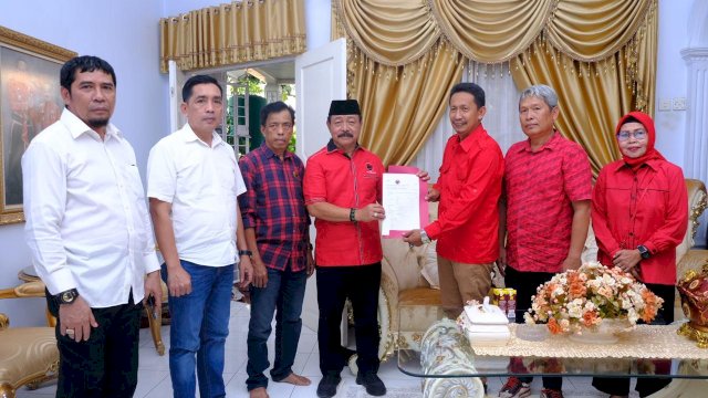 Tim 9 Desk Pilkada Partai PDIP saat menyerahkan langsung Formulir Bakal Calon Bupati Gowa di Pilkada 2024 kepada Wakil Bupati Gowa Abd Rauf Malaganni Karaeng Kio, di Rumah Pribadi Wabuo Gowa, kemarin. (Dok. Istimewa)