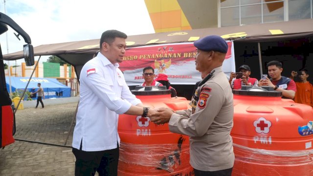 Ketua PMI Sulsel Adnan Purichta Ichsan saat menyerahkan bantuan untuk kebutuhan korban bencana banjir di Kabupaten Luwu, kemarin. (Dok. Humas Gowa)