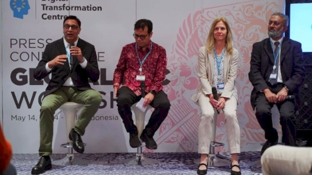 President Director and CEO Indosat Ooredoo Hutchison Vikram Sinha (kiri) saat menjadi pembicara dalam Workshop&nbsp;Tahunan Global&nbsp;Digital Transformation Center (DTC), di Bali, kemarin. (Dok. Indosat Ooredoo Hutchison)