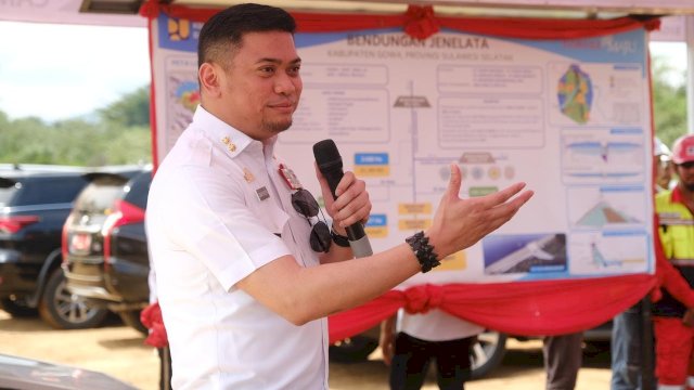 Bupati Gowa Adnan Purichta Ichsan saat memberikan penjelasan terkait progres pembangunan Bendungan Jenelata di lokasi pembangunan saat melakukan peninjauan, kemarin. (Dok. Humas Gowa)