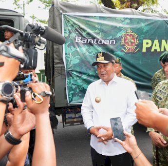 Pj Gubernur Sulsel dan Pangdiv 3 Kostrad Lepas 10 Truk Bantuan untuk Korban Banjir di Luwu