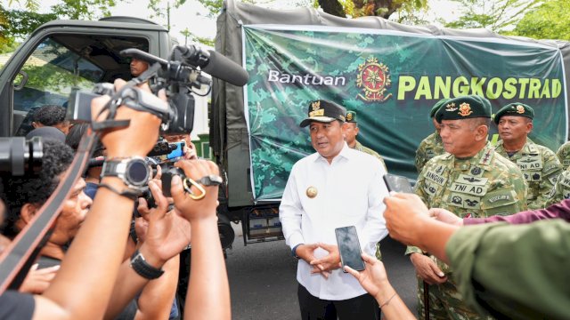 Pj Gubernur Sulsel Bahtiar Baharuddin, bersama Panglima Divisi 3 Kostrad Mayjen TNI Bangun Nawoko, memberikan keterangan pers saat melepas bantuan untuk korban Bencana Alam di Kabupaten Luwu, Kamis (16/05/2024). (Istimewa)