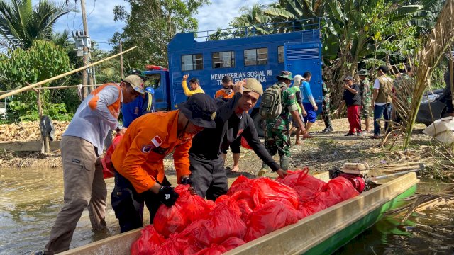 BPBD Luwu Utara bersama Dinas Sosial Luwu Utara saat menyalurkan bantuan ke wilayah terdampak banjir di Luwu Utara. (ist)