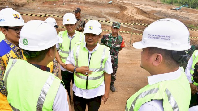 Pj Gubernur Sulsel Bahtiar Baharuddin, saat meninjau pembangunan Bendungan Jenelata di Kabupaten Gowa, Rabu (15/05/2024). (Istimewa)