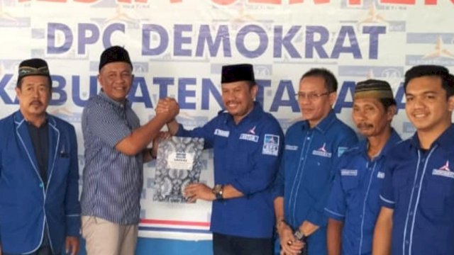 Bakal Calon Bupati Takalar Ahmad Daeng Tonang, saat kembalikan formulir Pendaftaran di DPCPartai Demokrat Kabupaten Takalar, Rabu (15/05/2024). (Istimewa)