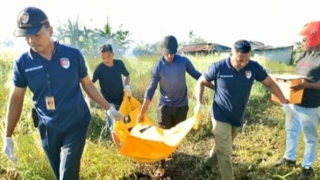 Polisi evakuasi jenazah korban yang dibakar pasangannya. (Foto: Humas Polres Merauke)