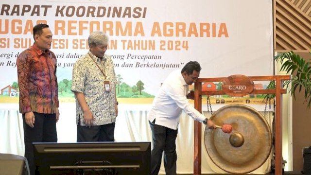 Pj Gubernur Sulsel Bahtiar Baharuddin, memukul Gong saat membuka Rapat Koordinasi Gugus Tugas Reforma Agraria, Kamis (16/05/2024). (Istimewa)