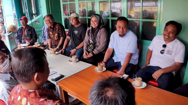 Mantan Gubernur Sulsel Andi Sudirman Sulaiman, ngopi bareng dengan masyarakat di Kompleks Pertokoan Pasar Lama Kota Benteng, Kabupaten Kepulauan Selayar, Kamis (16/05/2024). (Foto: Andi Rusman / Republiknews.co.id)