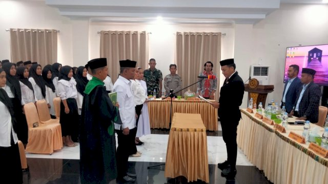 Ketua KPU Kabupaten Muna, LM Askar Adi Jaya, saat melantik PPK Pemilu 2024, Kamis (16/05/2024). (Foto: Rustam / Republiknews.co.id)