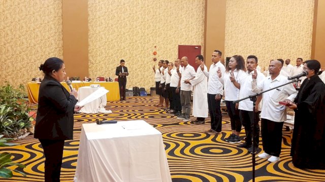 Ketua KPU Kabupaten Merauke Rosina Kebubun, saat melantik 110 Anggota PPD di Kabupaten Merauke, Kamis (16/05/2024). (Foto: Hendrik Resi / republiknews.co.id)