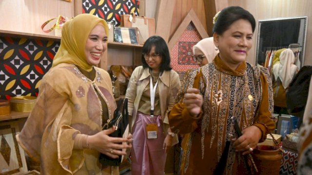 Pj Ketua Dekranasda Sulsel Sofha Marwah Bahtiar, saat menerima Ibu Negara Iriana Joko Widodo di Stand Dekranasda Sulsel. (Istimewa)