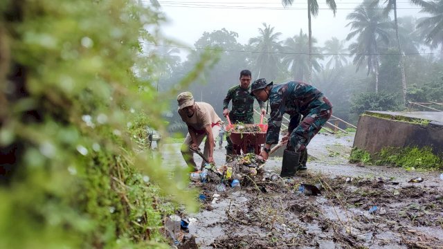 Perosnil TMMD ke-120 Kodim 1415 Selayar dan warga Desa Bonea Timur bersihkan saluran air dan pasar. (Foto: Andi Rusman / republiknewa.co.id)