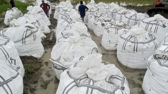 Jumbo Bag yang rencananya akan digunakan untuk penanganan sementara tanggul yang jebol di beberapa titik d Luwu Utara. (ist)