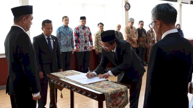 KPPU tetapkan masing-masing tiga dewan penasehat hingga dewan pakar melalui surat keputusan resmi. (Dok. Humas KPPU)