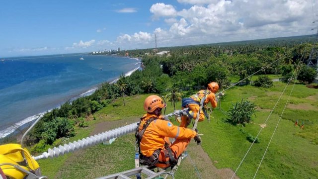 Petugas PDKB UPT Probolinggo dalam pemeliharaan SKLT Cable Head Ketapang memastikan kesiapan sistem transmisi berfungsi optimal menyalurkan kebutuhan listrik ke Bali selama rangkaian KTT WWF ke-10. (Istimewa)