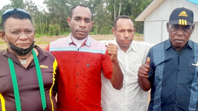 Pemilik Ulayat dari Kambung Baat, Distrik Tanah Miring Merauke. (Foto: Hendrik Resi / republiknews.co.id)