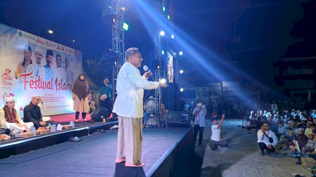 Hadad Alwi saat bershalawat bersama masyarakat Kukar, Sabtu (18/05/2024). (Istimewa)