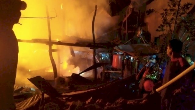 Damkar dan warga Patori Selayar berusaha Padamkan Api. (Istimewa)