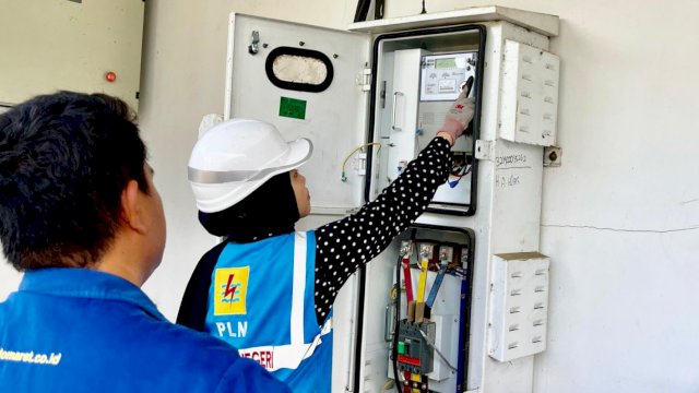 Srikandi PLN saat mengecek sambungan kWh meter salah satu pelanggan di Kabupaten Pangkep. (Istimewa)