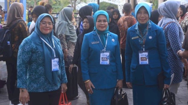 Wakil Ketua Tim Penggerak PKK Kabupaten Gowa Mussadiyah Rauf (tengah) saat menghadiri Peringatan Hari Kesatuan Gerak (HKG) PKK Ke-52 Tahun, di Taman Balekambang Solo, kemarin. (Dok. Humas Gowa)