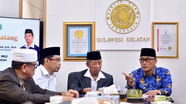 Pj Gubernur Sulsel Prof Zudan Arif Fakrullah, saat bersilaturahmi dengan pengurus MUI, Senin (20/05/2024). (Istimewa)