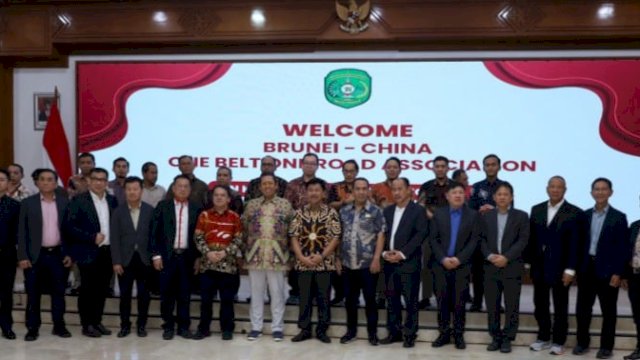Sekda Kukar, Sunggono melakukan foto bersama delegasi Asosiasi Perdagangan dan Bisnis Brunei – China One Belt One Roads (OBOR).