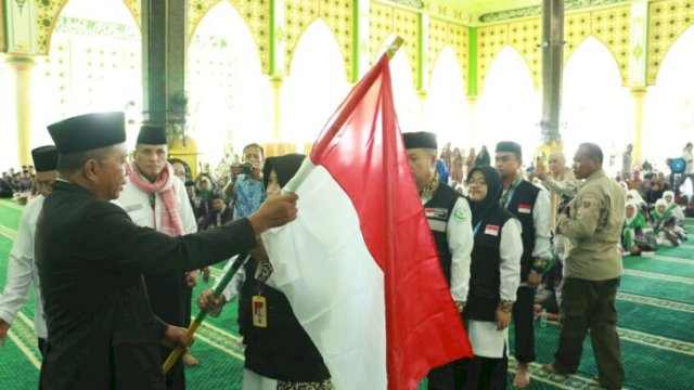 Bupati Bulukumba, Andi Muchtar Ali Yusuf melepas ratusan JCH Bulukumba, Senin (20/05/2024). [IST]
