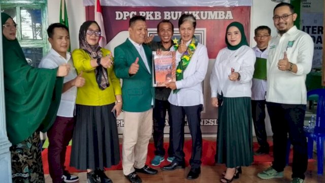 Bakal calon Bupati Bulukumba, Andi Mahfud Sultan saat menyerahkan berkas pendaftaran ke ketua PKB Bulukumba, Fahidin HDK, Senin (20/05/2024). [IST]