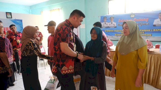 Bupati Gowa Adnan Purichta Ichsan saat membagikan secara simbolis bantuan pangan kepada masyarakat di Kelurahan Pandang-Pandang, Kecamatan Somba Opu, kemarin. (Dok. Humas Gowa)