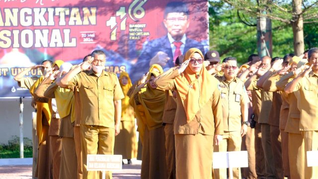 Jajaran ASN Pemkab Gowa saat menghadiri Upacara Peringatan Hari Kebangkitan Nasional (Harkitnas) Ke-116, di Lapangan Upacara Kantor Bupati Gowa, Senin, (20/05/2024). (Dok. Humas Gowa) 