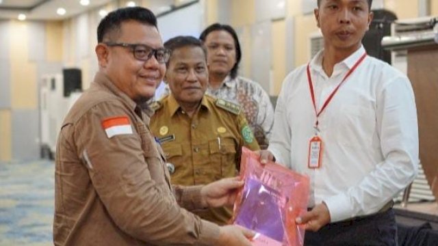 Kepala Dinas PMD Kukar bersama Camat Loa Kulu, membuka Bimtek ditandai dengan pemberian buku peserta, Selasa (07/06/2024).