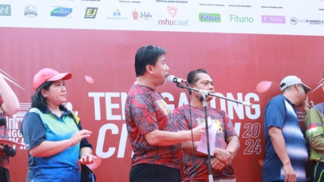 Sekda Kukar, Sunggono, saat membuka Tenggarong City Run 2024.