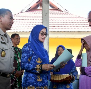 Indah Putri Indriani Serahkan Sertifikat Tanah ke Ratusan Warga Baliase