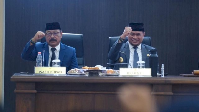 Bupati Gowa, Adnan Purichta Ichsan bersama Wakilnya Abd Rauf Malaganni saat menghadiri Rapat Paripurna DPRD Kabupaten Gowa dengan agenda Penyerahan Rekomendasi LKPJ Bupati Gowa Tahun 2023, di Ruang Rapat Paripurna, Kantor DPRD Kabupaten Gowa, kemarin. (Dok. Humas Gowa)