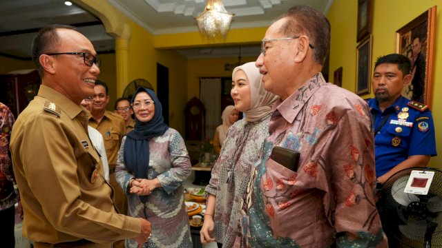 Pj Gubernur Sulsel Prof Zudan Arif Fakrulloh, bersilaturahmi dengan Prof Basri Hasanuddin, Selasa (21/05/2024). (Istimewa)