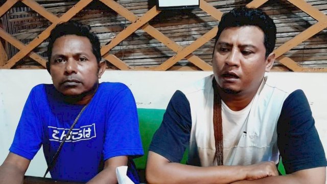 Ketua Komunitas Wartawan Daerah Papua Selatan, Emanuel Riberu (kanan) didampingi Jurnalis Senior Hendrikus Petrus (kiri) memberikan keterangan Pers. (Foto: KWD PPS)