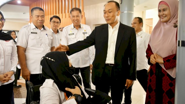 Pj Gubernur Sulsel Prof Zudan Arif Fakrulloh, bersama istri Ninuk Triyanti Zudan, meninjau pelayanan RSKD Dadi. (Istimewa)