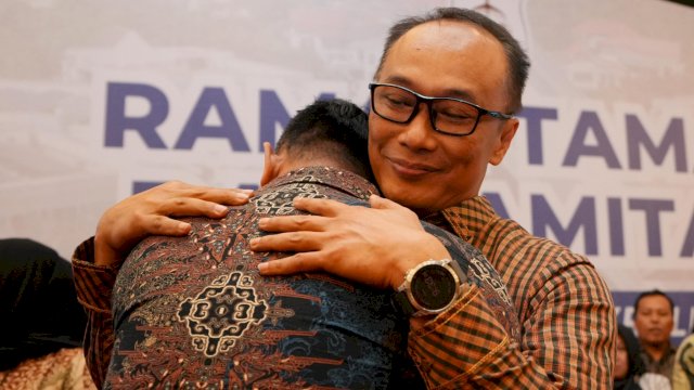 Salah satu pejabat Pemprov Sulbar memeluk Prof Zudan Arif Fakrulloh saat Ramah Tamah dan Pamit di Mamuju, Rabu (22/05/2024). (Istimewa)