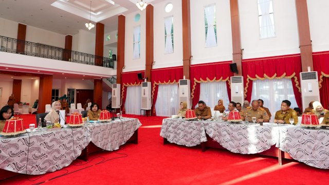 Pj Ketua Dekranasda Sulsel Ninuk Triyanti, saat memimpin Rapat Koordinasi dengan pengurus Dekranasda dan OPD terkait, Selasa (21/05/2024). (Istimewa)