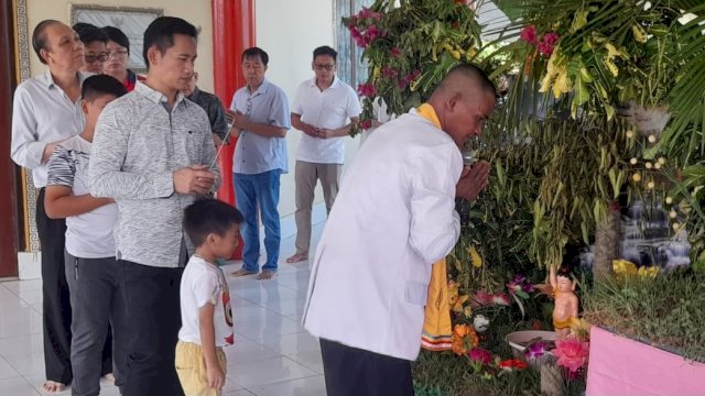 Prosesi peringatan Hari Raya Waisak di Wihara Arya Dharma Jaya, Mopah Lama Merauke. (Foto: Hendrik Resi / republiknews.co.id)