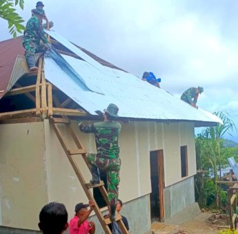 Antusiasme Warga Membantu Satgas TMMD Kodim Selayar Bangunan RTLH