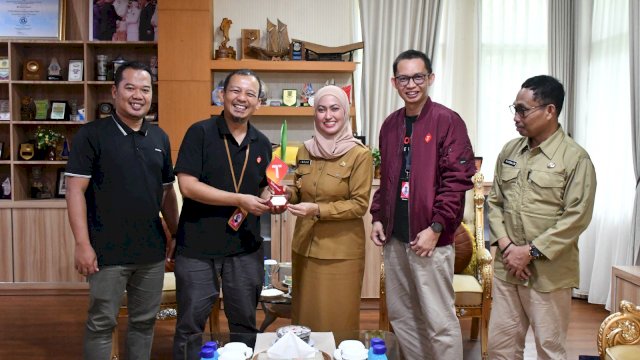 Bupati Luwu Utara Indah Putri Indriani saat menerima kunjungan PT Telkom d ruang kerjanya.