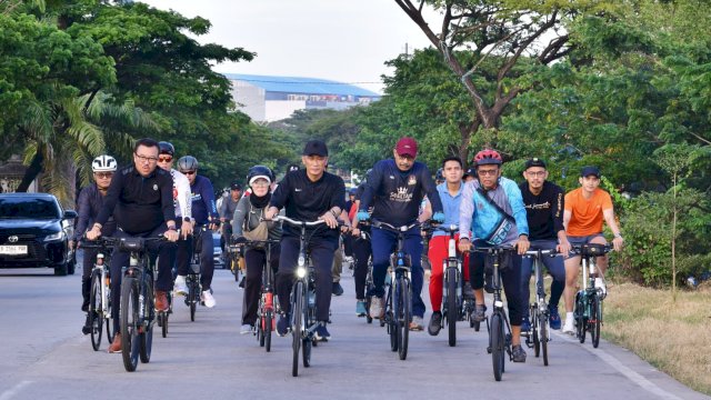 Pj Gubernur Sulsel Prof. Zudan Arief Fakrulloh, bersepeda dengan Duta Besar Indonesia untuk Portugal Rudy Alfonso, melalui beberapa wilayah kota Makassar, Jumat (24/05/2024). (Istimewa)