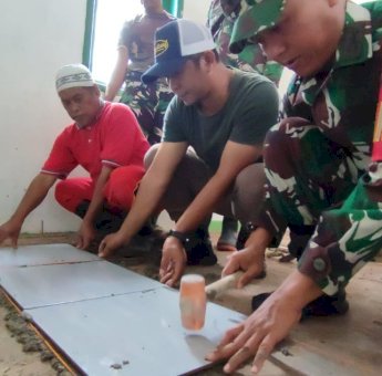 Dansatgas TMMD Selayar Pimpin Peletakan Tegel Rehab Masjid Berusia 40 Tahun di Bonea Timur