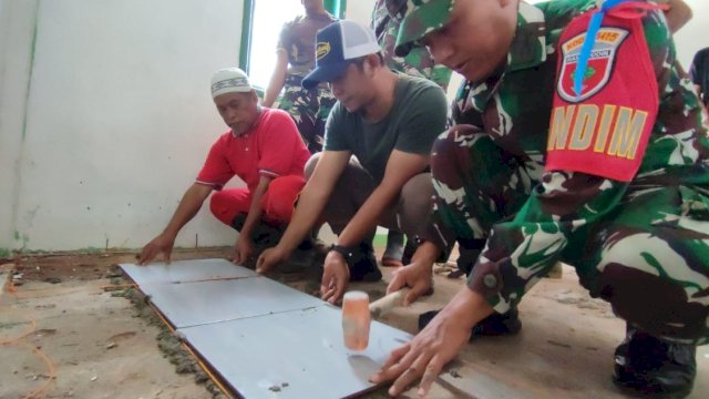 Dansatgas TMMD 120 Kodim 1415 Selayar Letkol INF Nanang Agung Wibowo, saat melakukan peletakkan tegel pertama Masjid Desa Bonea Timur, Jumat (24/05/2024). (Istimewa)