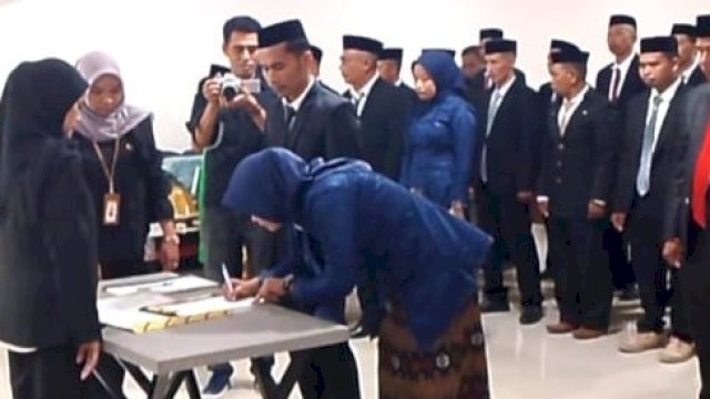 Ketua Bawaslu Kepulauan Selayar Nurul Badriyah, saat melantik seluruh angota Panwascam se-Kabupaten Kepulauan Selayar, Jumat (24/05/2024). (Foto: Andi Rusman / Republiknews.co.id)