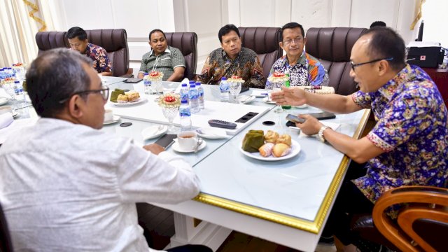 Pj Gubernur Sulsel Prof. Zudan Arif Fakrulloh saat menerima Manajemen RSUD La Mappapening Kabupaten Bone, Sabtu (25/05/2024). (Istimewa)